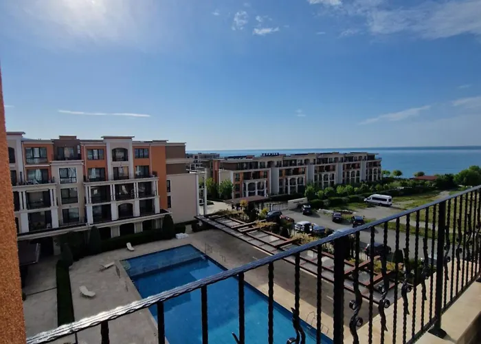 Premier With Pool & Sea View Apartmanhotel